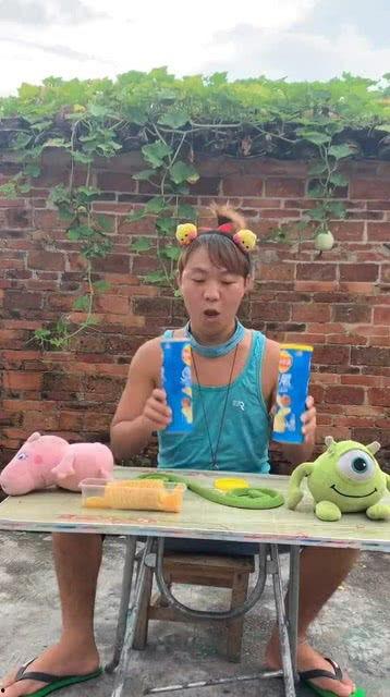 吃薯片搞笑视频,搞笑视频带你笑出腹肌