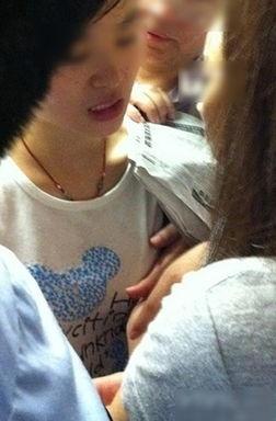 男人揉胸暴力视频,男子揉胸暴力视频引发社会关注